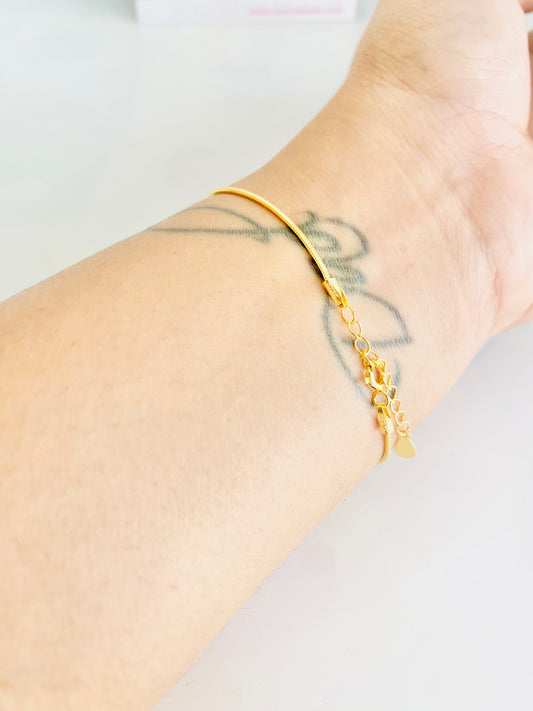 Minimalistisches goldenes einlagiges 925er Silberarmband