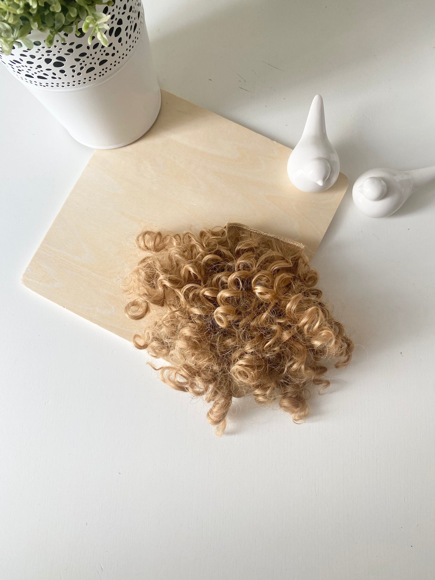 Frange de cheveux bouclés, une seule pince
