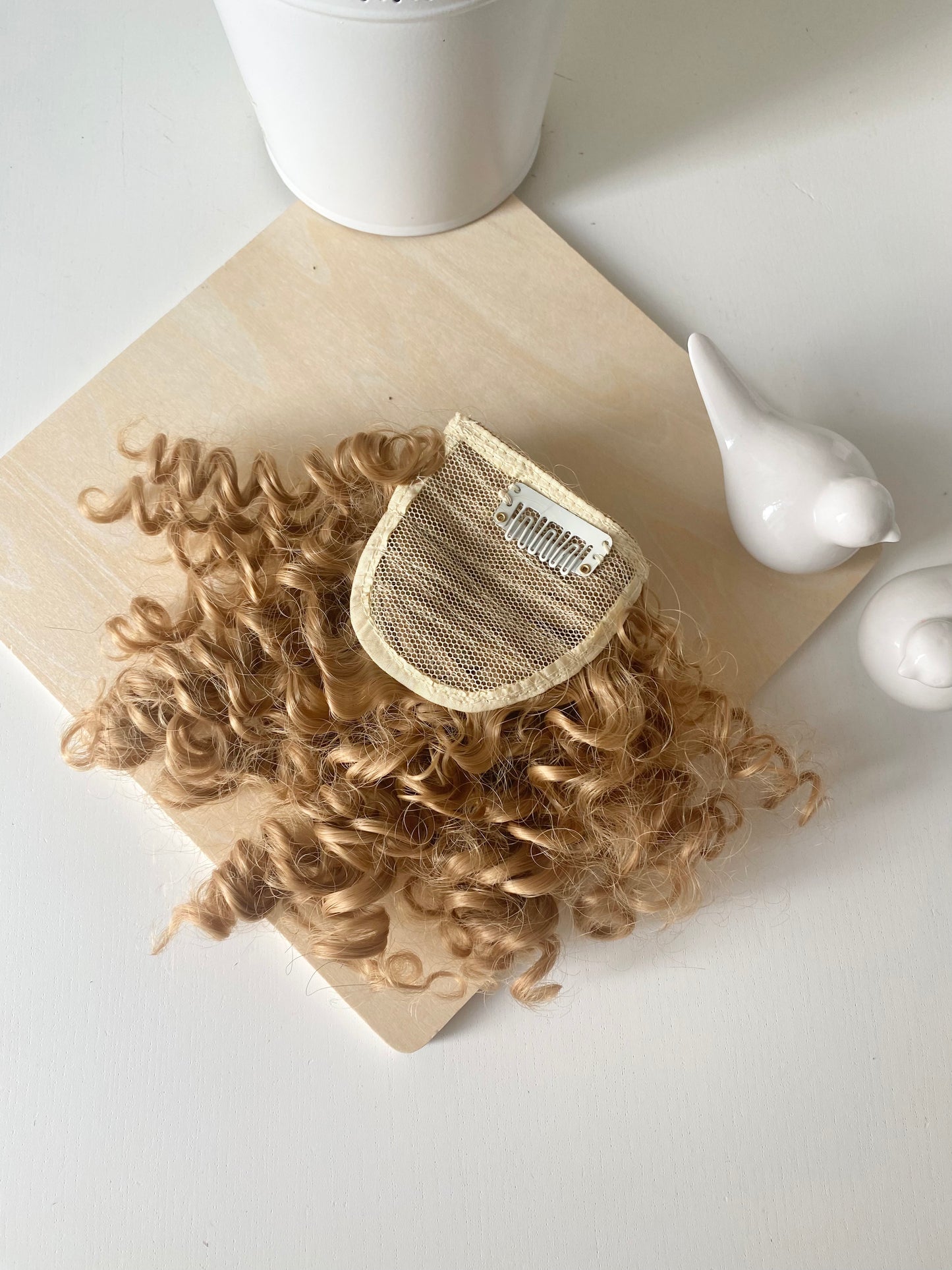 Frange de cheveux bouclés, une seule pince