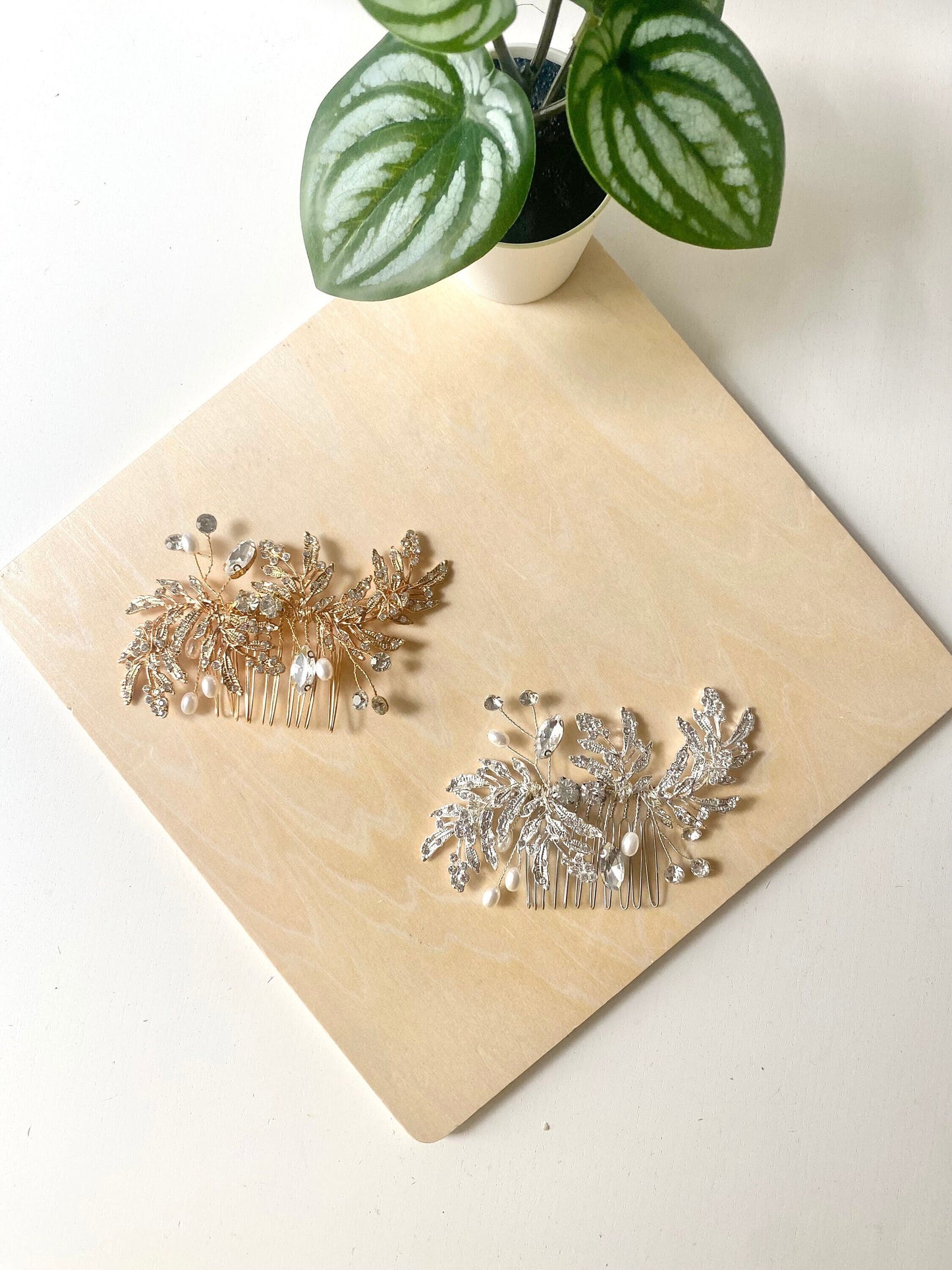 Peigne à cheveux de fête avec décor en fausses perles